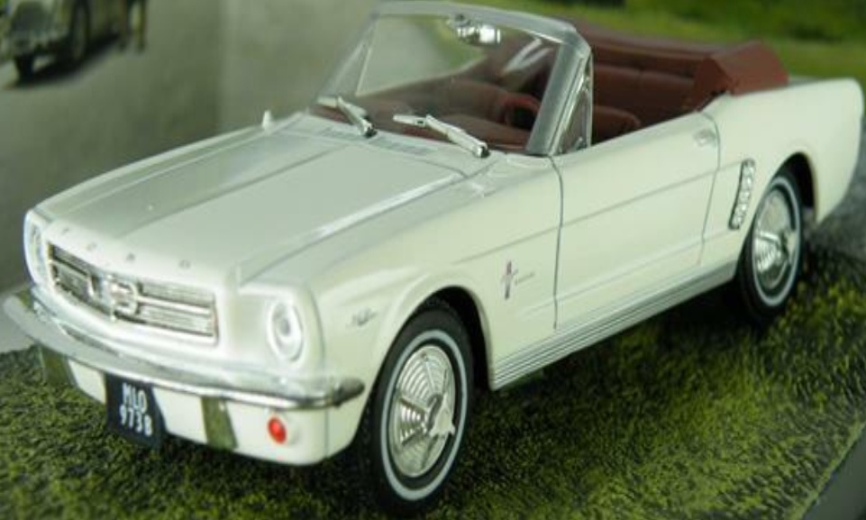 FORD MUSTANG MODEL CAR JAMES BOND GOLDFINGER FILM CONVERTIBLE 1:43 SCALE IXO K8