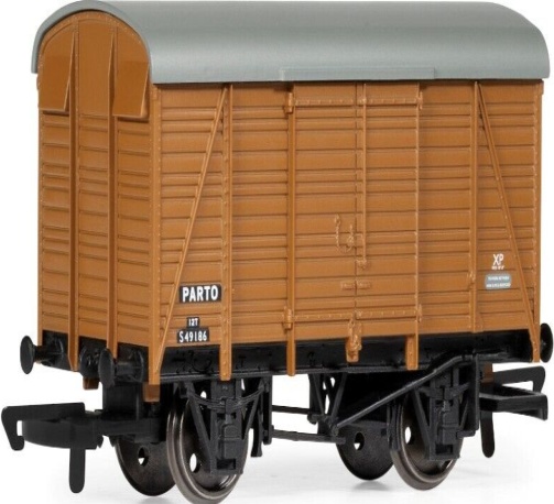 R60102 BR Twin Vent Van S49186 Wagon OO Gauge Hornby