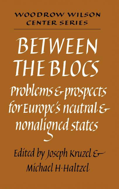 Between the Blocs Kruzel Haltzel Hardback Cambridge University Press